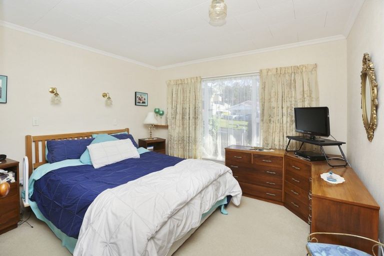Photo of property in 28 Riversdale Drive, Merrilands, New Plymouth, 4312