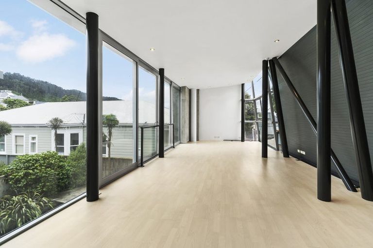 Photo of property in 3b Salmont Place, Kelburn, Wellington, 6012