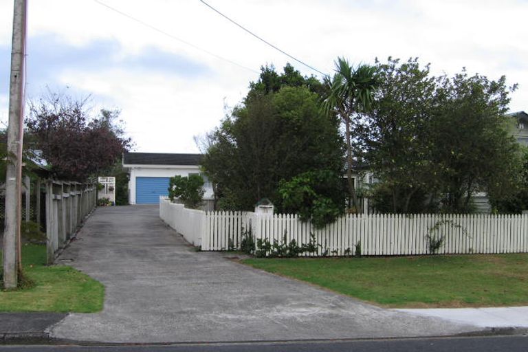 Photo of property in 1/3 Harrybrook Road, Green Bay, Auckland, 0604