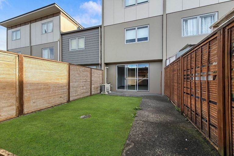 Photo of property in 9/1 Gracechurch Drive, Flat Bush, Auckland, 2016