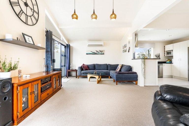 Photo of property in 1/89 Knights Road, Rothesay Bay, Auckland, 0630