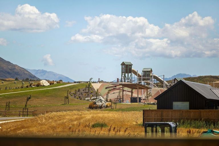 Photo of property in 44 Forage Road, Jacks Point, 9371