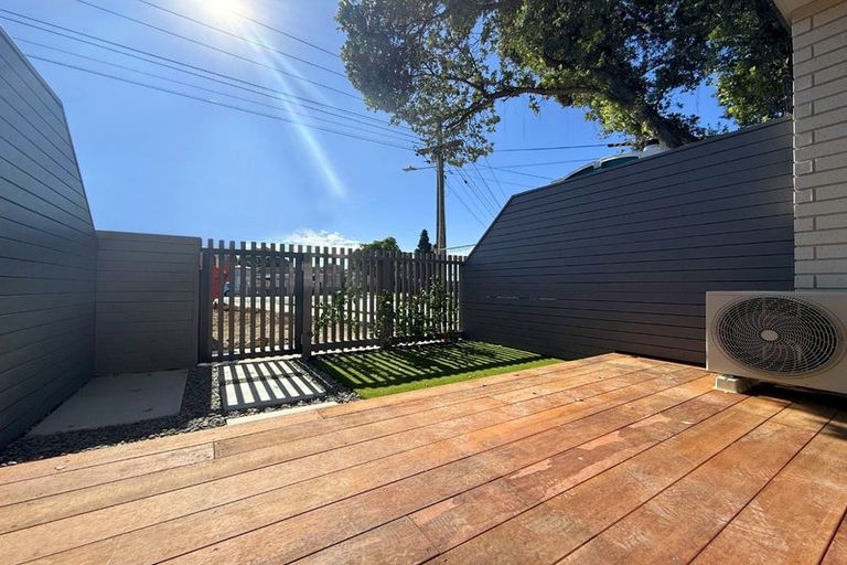 Photo of property in 2/51 Yeovil Road, Te Atatu Peninsula, Auckland, 0610