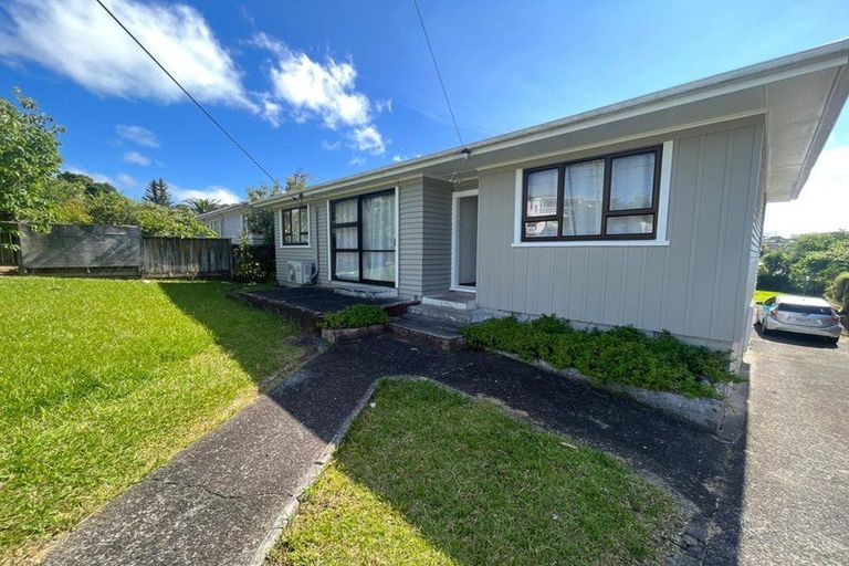 Photo of property in 11 Springside Place, New Lynn, Auckland, 0600