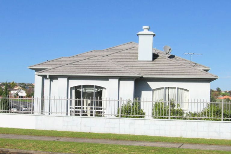 Photo of property in 1/6 Gillett Place, Botany Downs, Auckland, 2014
