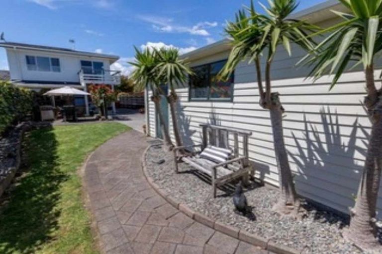 Photo of property in 27a Frimley Terrace, Waikanae Beach, Waikanae, 5036