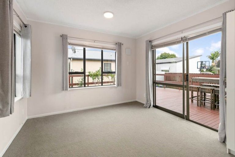 Photo of property in 14 Peachgrove Road, Te Atatu Peninsula, Auckland, 0610