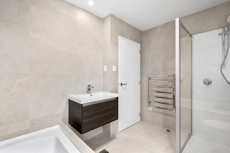 Photo of property in 30 Te Aniwaniwa Terrace, Albany, Auckland, 0632