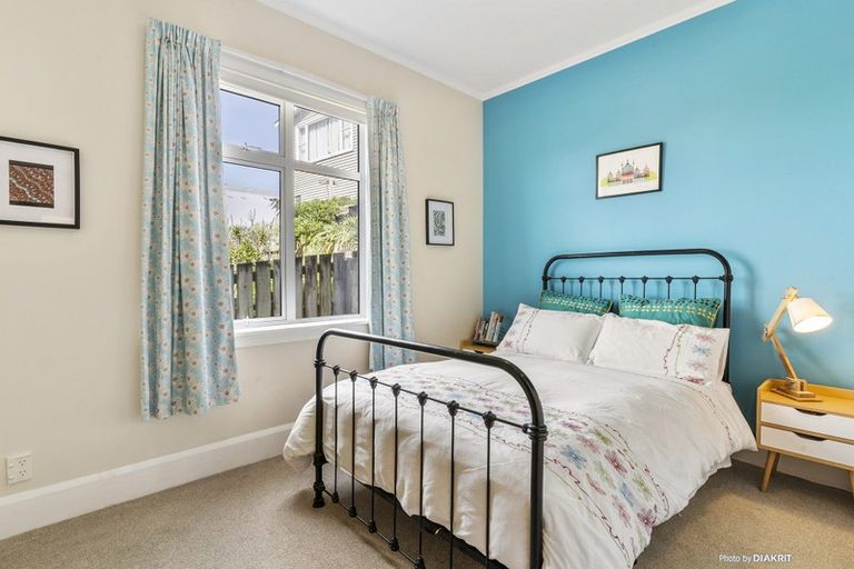 Photo of property in 124 Queens Drive, Lyall Bay, Wellington, 6022