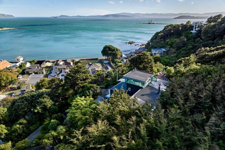 Photo of property in 21 Dillon Street, Lowry Bay, Lower Hutt, 5013