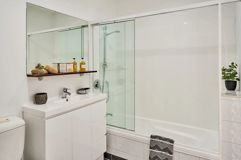 Photo of property in Atrium Towers, 8f/154 The Terrace, Wellington Central, Wellington, 6011