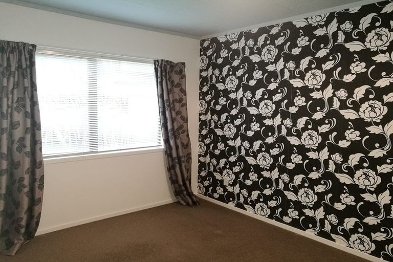 Photo of property in 11 Lasque Place, Glen Eden, Auckland, 0602