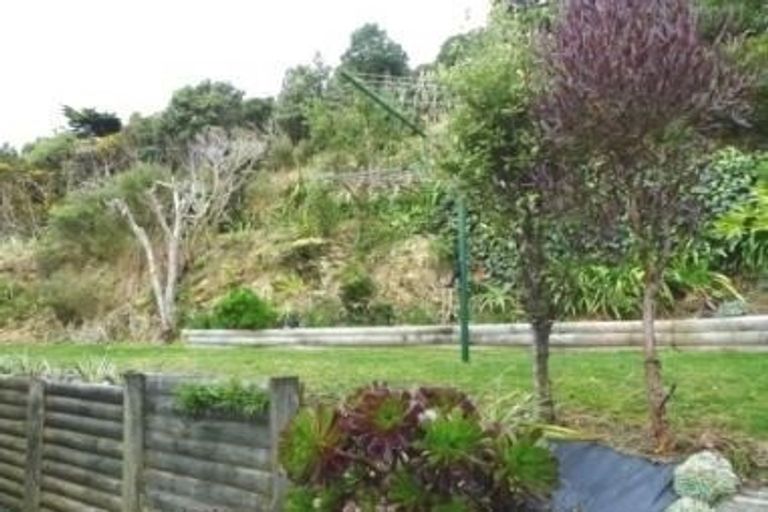 Photo of property in 25 Fernhaven Grove, Newlands, Wellington, 6037