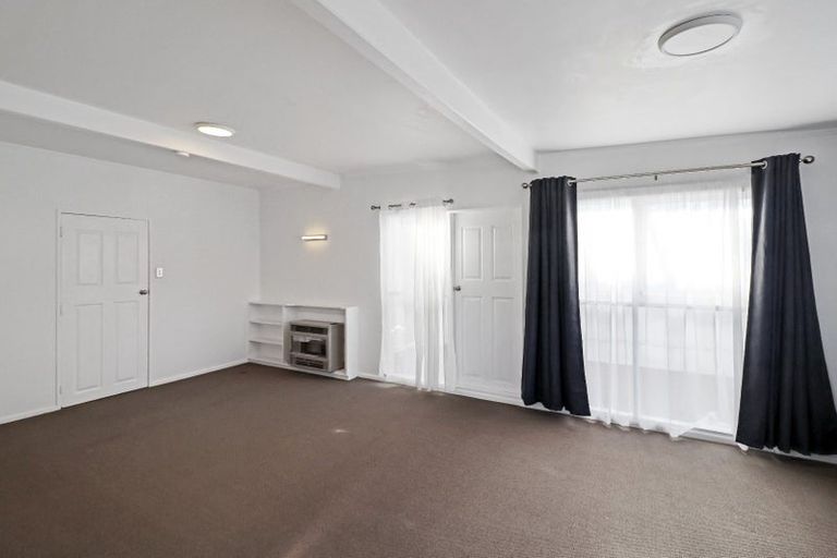 Photo of property in 19 Churton Drive, Churton Park, Wellington, 6037