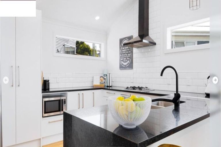 Photo of property in 2/19 Limmer Place, Browns Bay, Auckland, 0632