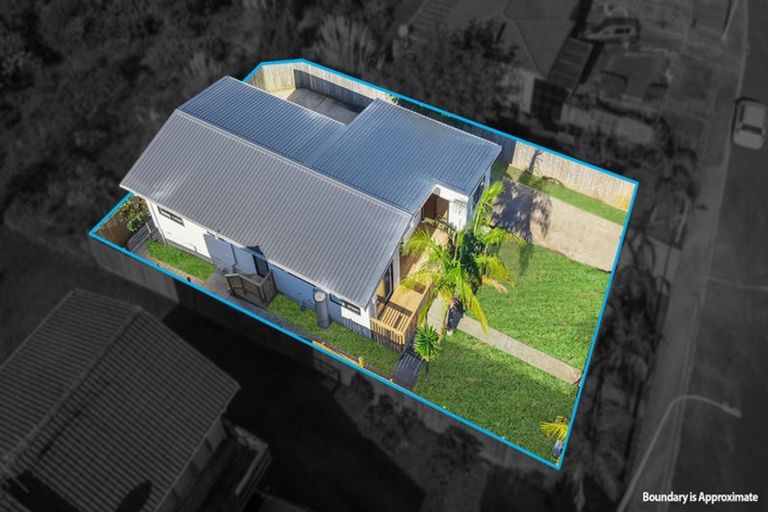 Photo of property in 13 Cedar Heights Avenue, Massey, Auckland, 0614