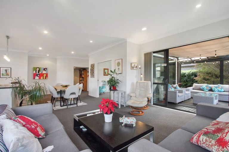 Photo of property in 22 Midhurst Avenue, Henderson, Auckland, 0612