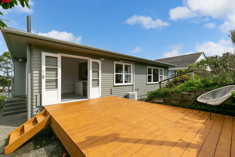 Photo of property in 16 Stewart Drive, Newlands, Wellington, 6037