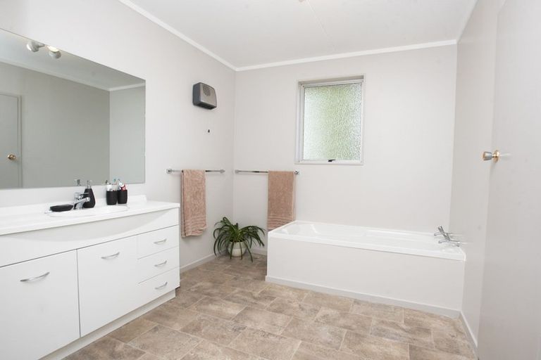 Photo of property in 3 Church Street, Winton, 9720