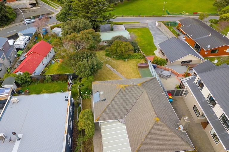 Photo of property in 136 Mana Esplanade, Paremata, Porirua, 5026