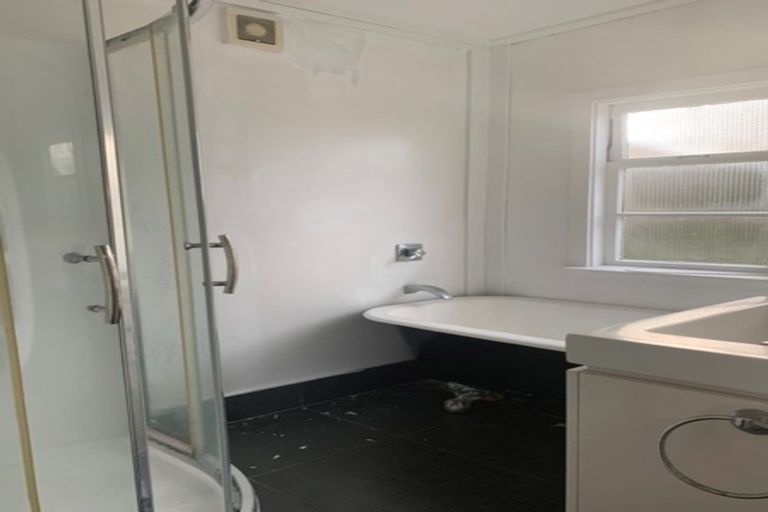 Photo of property in 2/36 Masterton Road, Rothesay Bay, Auckland, 0630