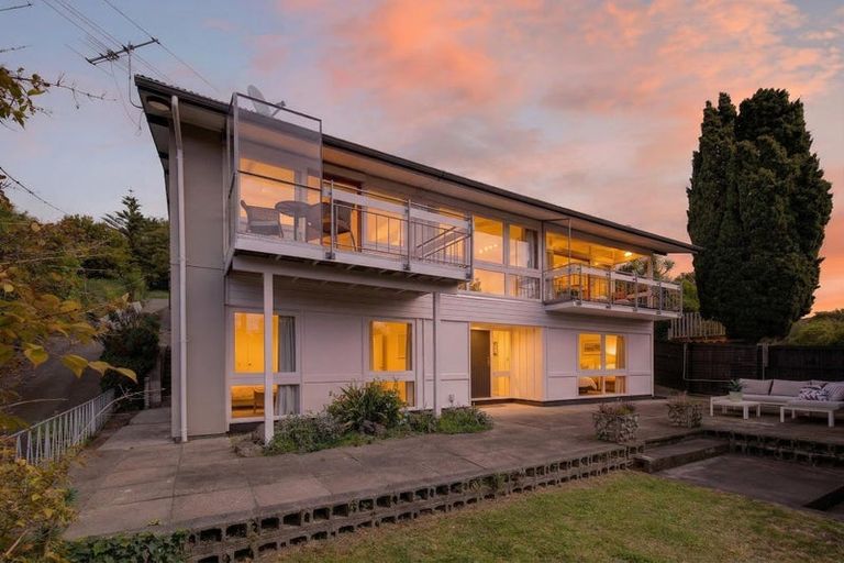 Photo of property in 1 Dyers Pass Road, Cashmere, Christchurch, 8022