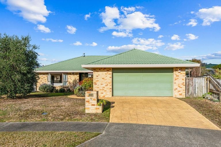 Photo of property in 6 Glen Loch Place, Paraparaumu, 5032