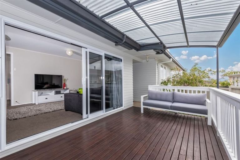 Photo of property in 122 Ennis Avenue, Pakuranga Heights, Auckland, 2010