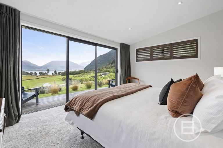 Photo of property in 18 Lookout Drive, Mount Creighton, Queenstown, 9371