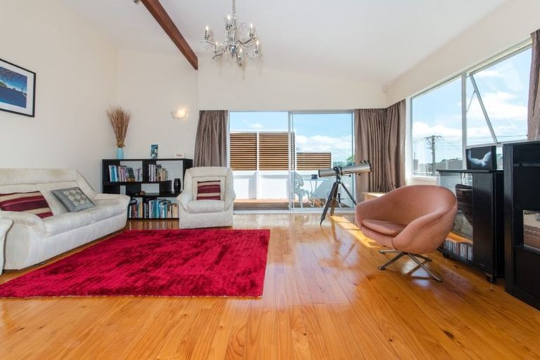 Photo of property in 32 Renata Crescent, Te Atatu Peninsula, Auckland, 0610