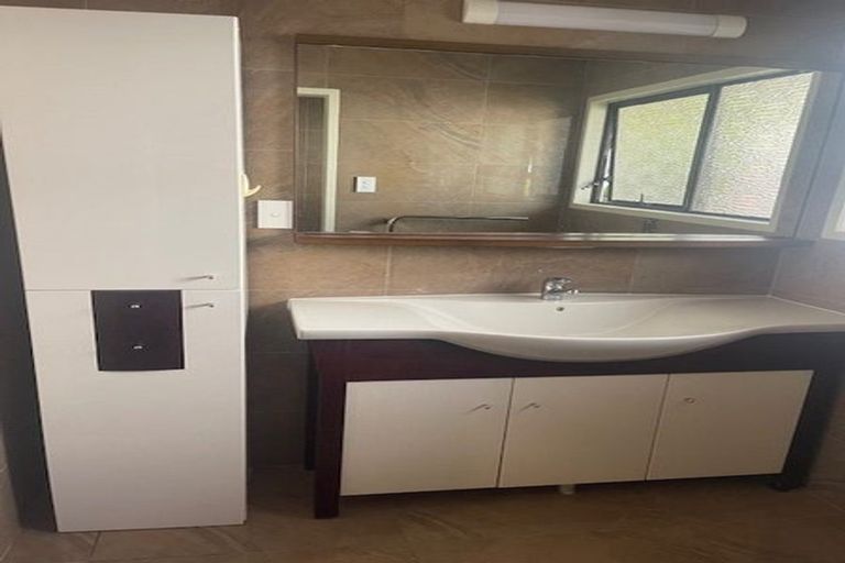 Photo of property in 9 Gwenand Place, Botany Downs, Auckland, 2010