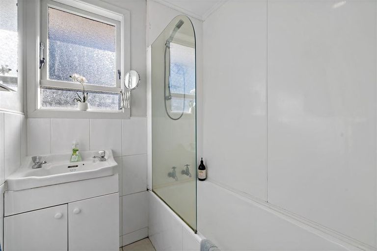 Photo of property in 7 Beach Road, Te Atatu Peninsula, Auckland, 0610