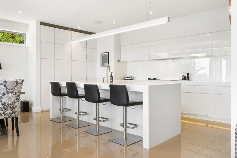 Photo of property in 8 Avery Place, Redcliffs, Christchurch, 8081