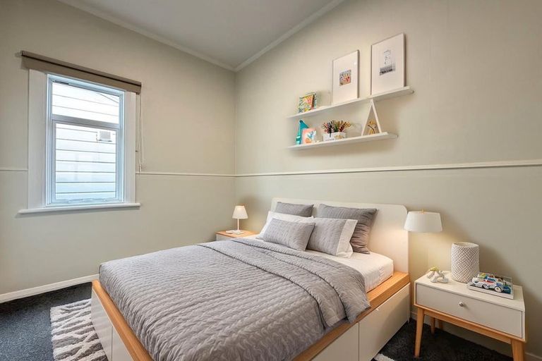 Photo of property in 105 Onepu Road, Lyall Bay, Wellington, 6022