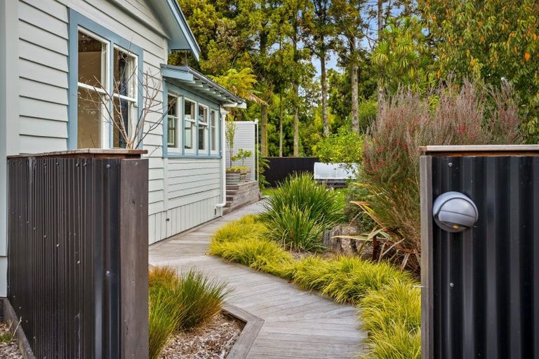 Photo of property in 5 Taupaki Road, Taupaki, Henderson, 0782