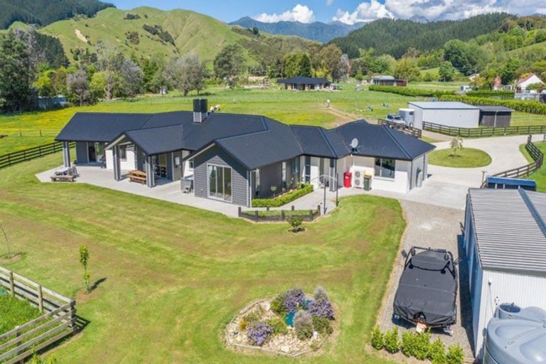 Photo of property in 441 Tararua Road, Levin, 5571