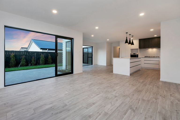 Photo of property in 40 Lumbarda Drive, Kumeu, 0810