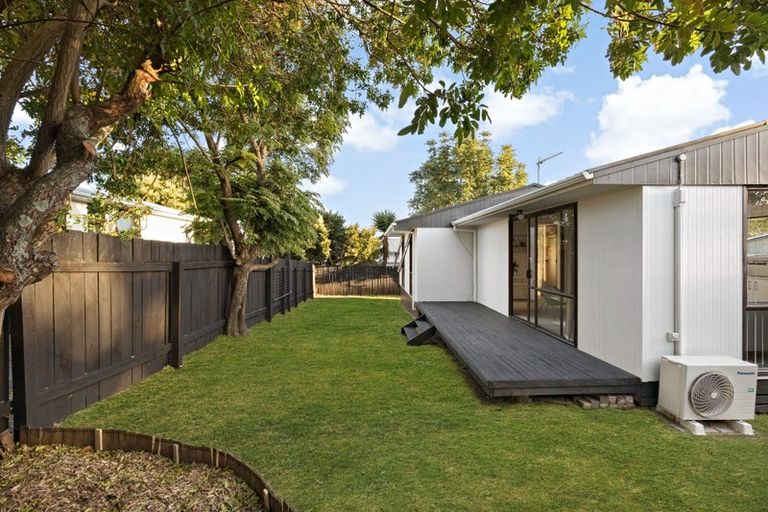Photo of property in 2/21 Nearco Street, Randwick Park, Auckland, 2105