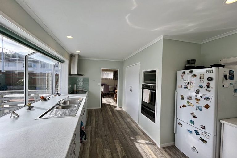 Photo of property in 1 Spicer Place, Tawa, Wellington, 5028