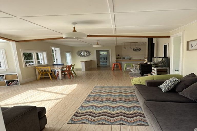 Photo of property in 8 Pendrell Road, Piha, New Lynn, 0772