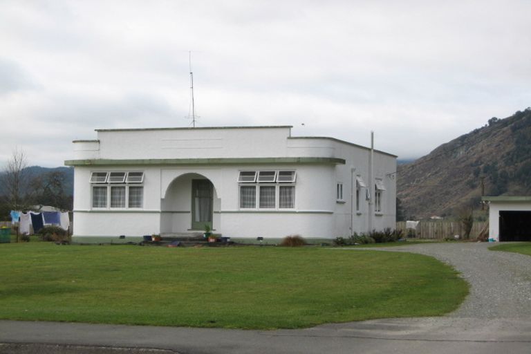 Photo of property in 105 Fairfax Street, Murchison, 7007