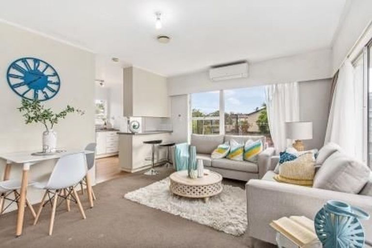 Photo of property in 2/13 Wykeham Place, Glenfield, Auckland, 0629