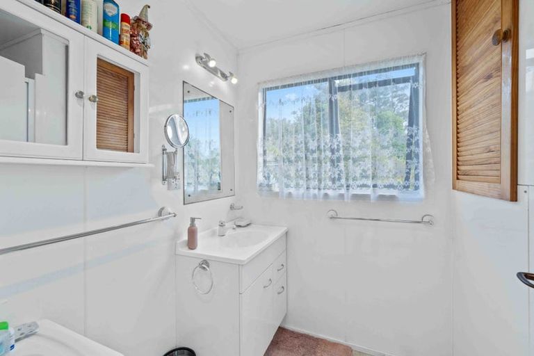 Photo of property in 48 Pokapu Street, Titirangi, Auckland, 0600