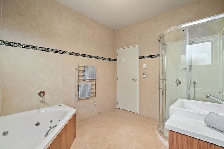 Photo of property in 102 Lake Panorama Drive, Henderson Valley, Auckland, 0612