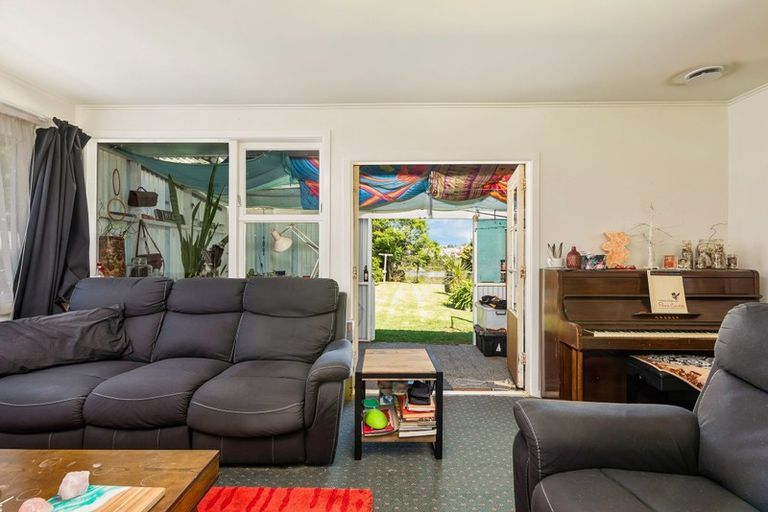Photo of property in 44 Cobham Crescent, Kelston, Auckland, 0602
