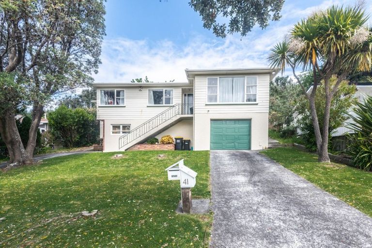 Photo of property in 41 Sunrise Boulevard, Tawa, Wellington, 5028