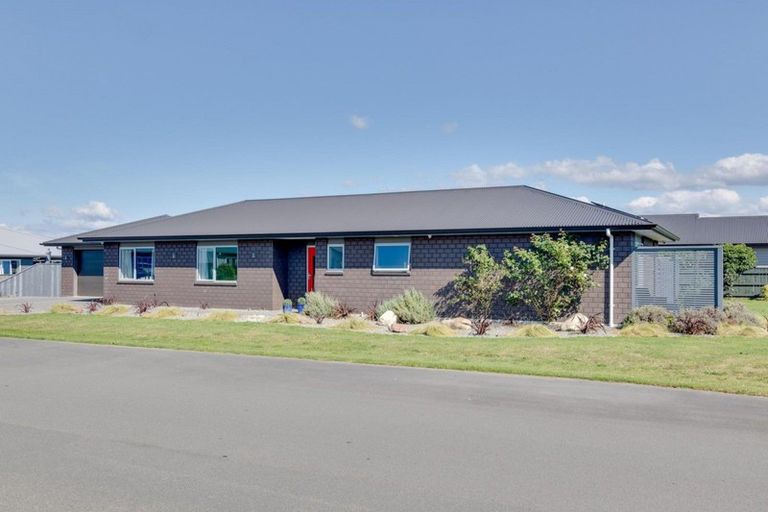 Photo of property in 1 Routhan Way, Carterton, 5713