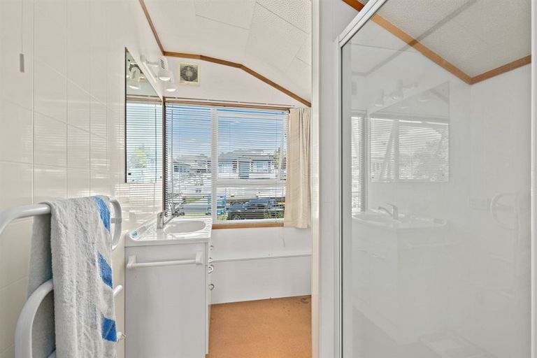 Photo of property in 2/12 Beechwood Road, Rothesay Bay, Auckland, 0630