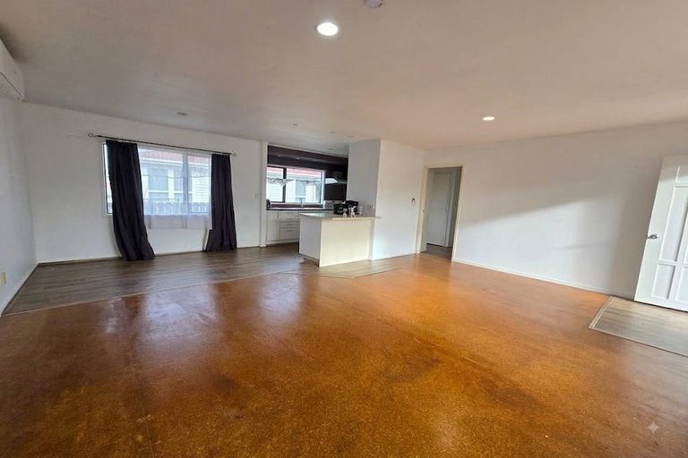Photo of property in 52 Kelwyn Road, Kelston, Auckland, 0602
