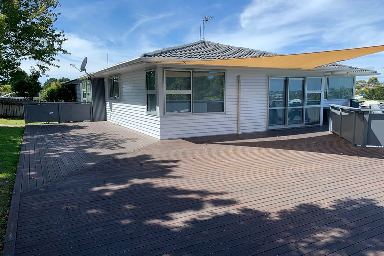 Photo of property in 1 Erica Road, Sunnynook, Auckland, 0620
